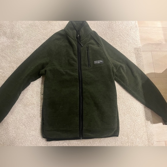 Cozy dark green fleece. Barely worn just doesn’t fit me anymore - Picture 1 of 2